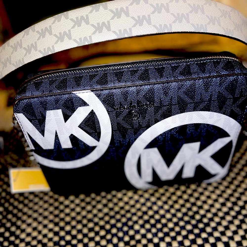 MICHAEL KHORS BRAND NEW STYLE JUST DROPPED PIRSE AND BELT BUNDLE